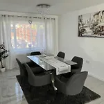 Modern 3-Bed Hideaway Near Westgate With Parking