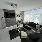 Modern 3-Bed Hideaway Near Westgate With Parking