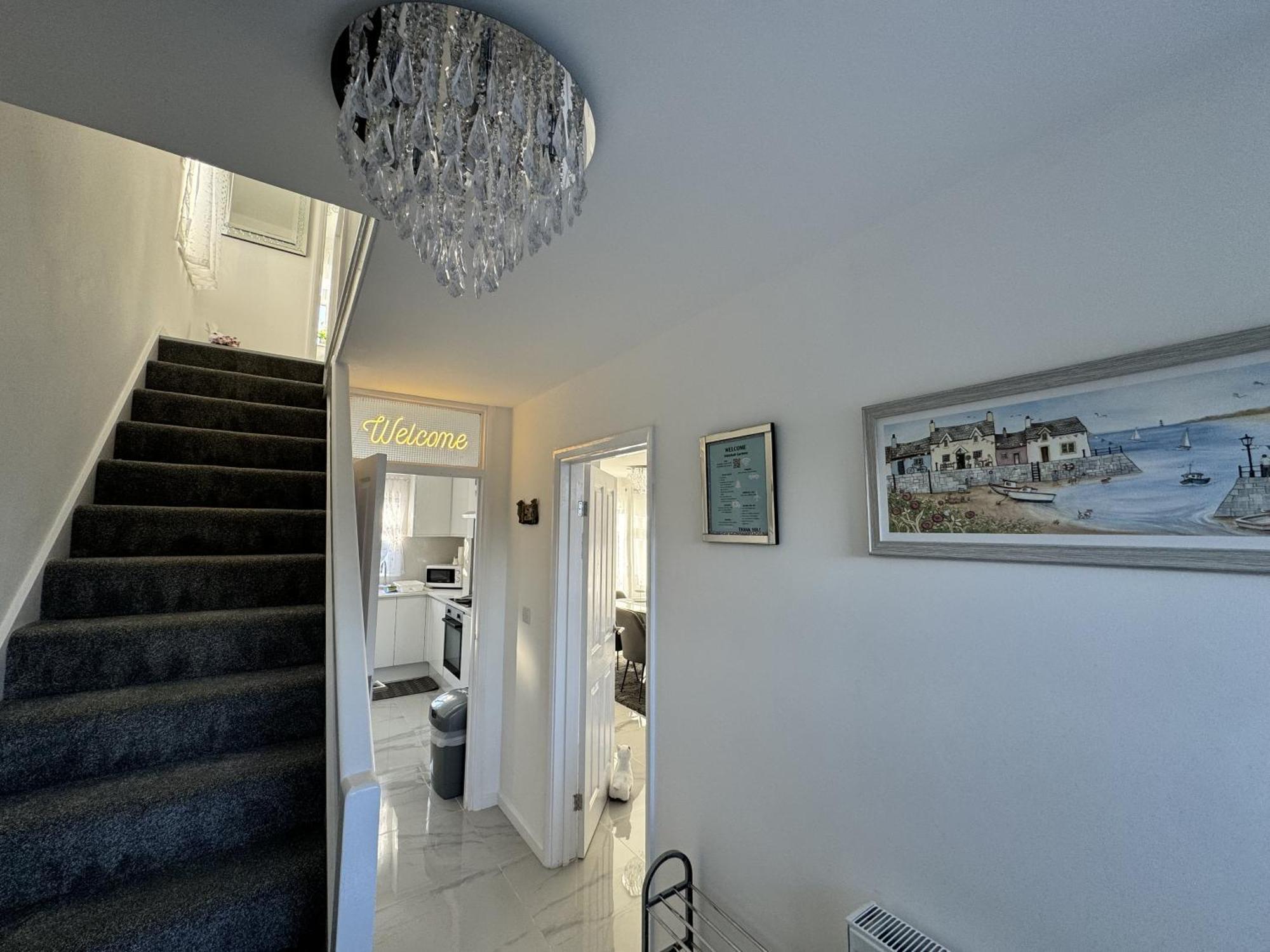 Modern 3-bed Hideaway Near Westgate With Parking *